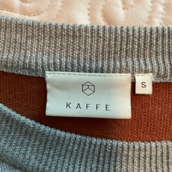 Sweater with brown trim - Picture 2 of 2